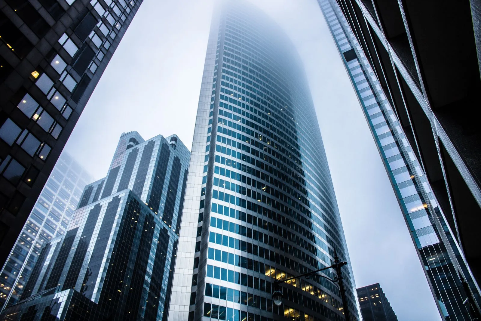 Mid-Sized Banks: Speed Without Sacrificing Compliance